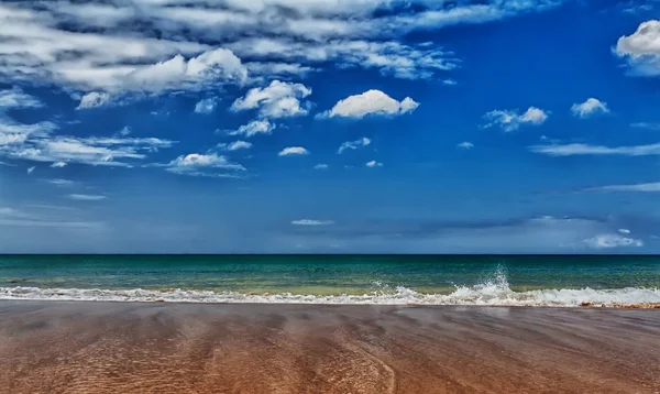 Uma praia tropical com mar azul — Fotografia de Stock