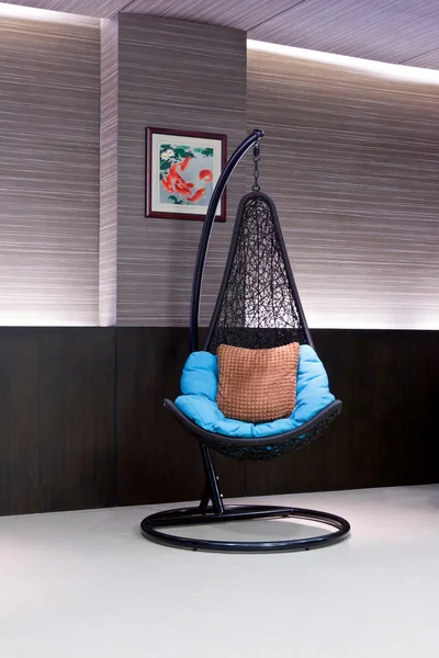 Krzesło wiszące na łańcuchu w lobby hotelowym — Zdjęcie stockowe
