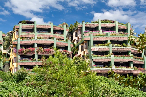 ジャングルの中で居心地の良いホテル — ストック写真