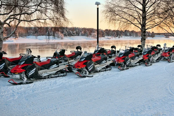 Los vehículos son una serie de motos de nieve — Foto de Stock