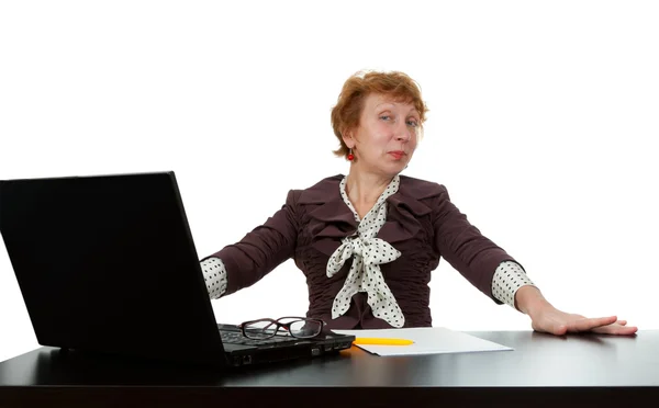 Bir bilgisayar, orta yaşlı bir kadın — Stok fotoğraf