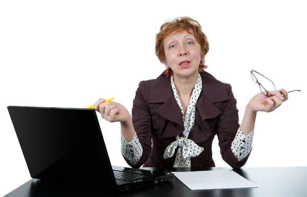 Mulher de meia-idade em um computador — Fotografia de Stock