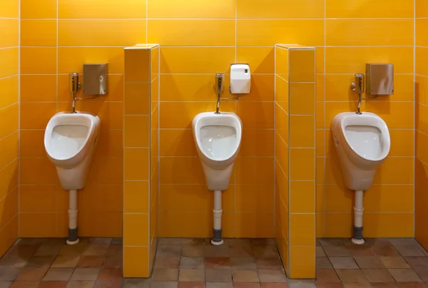 Três urinol no banheiro — Fotografia de Stock