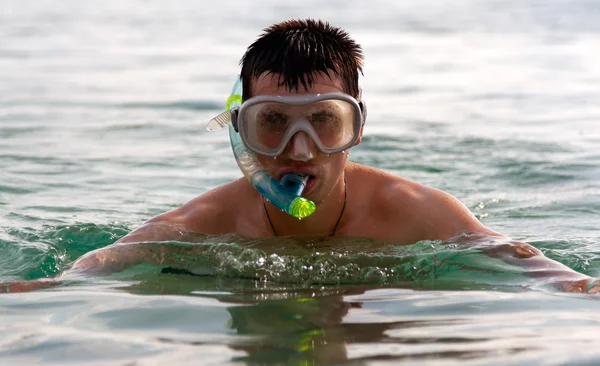 The man in the sea in a mask — Stock Photo, Image
