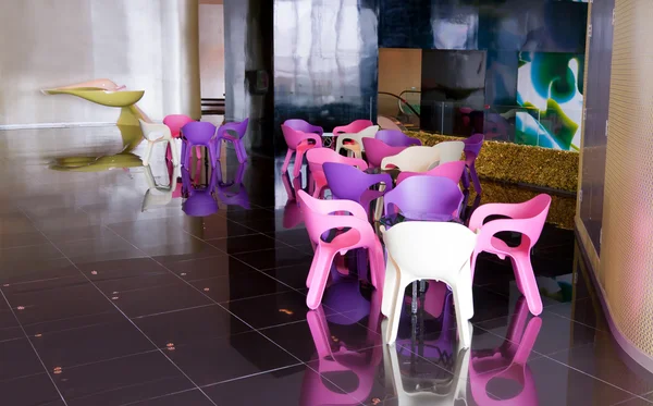 Пластиковые стулья в салоне — стоковое фото