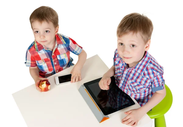 Due fratelli con un PC Tablet — Foto Stock