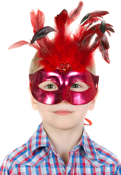 Мальчик в маскарадной маске с перьями — стоковое фото