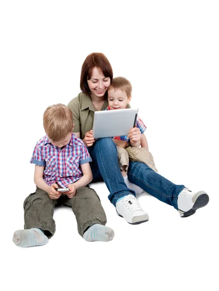 Mamma med två söner och tablet PC — Stockfoto