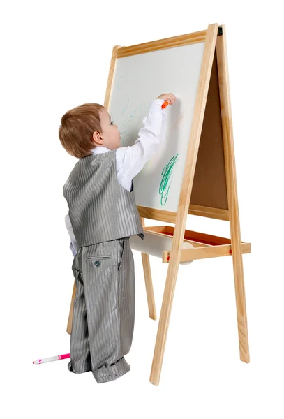 Ένα παιδί ζωγραφίζει σε ένα καβαλέτο στο στούντιο — Φωτογραφία Αρχείου