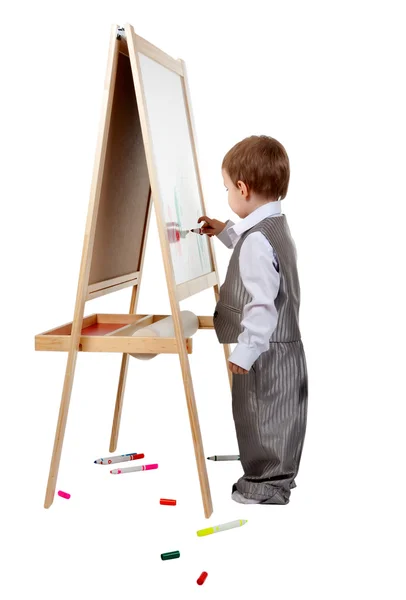 Uma criança pinta em um cavalete no estúdio — Fotografia de Stock