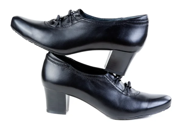 Ένα ζευγάρι μαύρες γυναίκες παπούτσια — Φωτογραφία Αρχείου