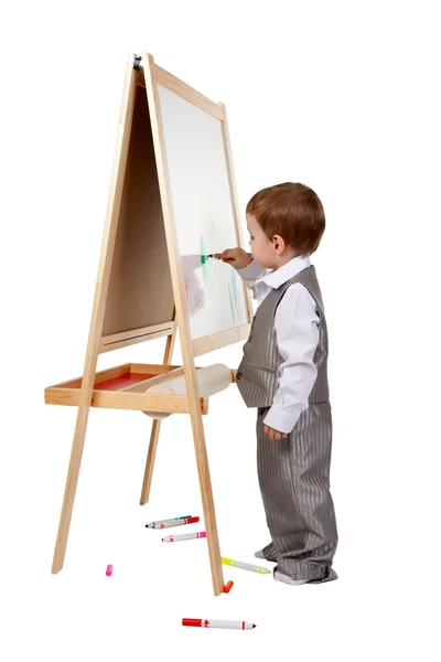 A gyermek fest egy festőállvány a stúdióban — Stock Fotó