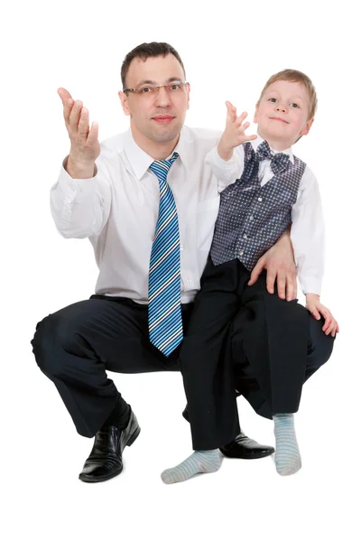 商人和他的儿子拉他的手在演播室 — 图库照片