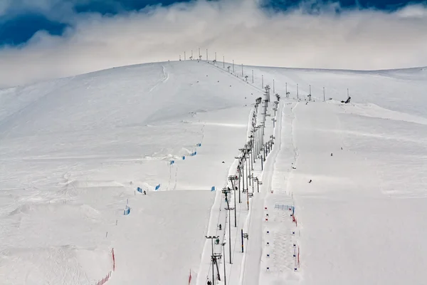 Лыжный склон с лифтом — стоковое фото