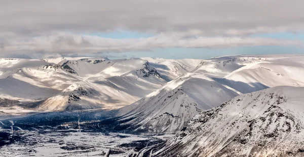 Пейзаж снежной горной долины — стоковое фото