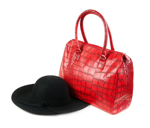 Moda vermelha senhoras bolsa e um chapéu de feltro preto — Fotografia de Stock