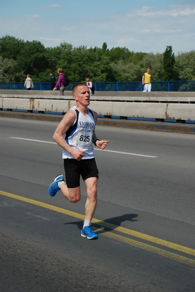 Hombre corre en la 25ª Maratón de Belgrado el 22 de abril de 2012 en Belgrado, Serbia — Foto de Stock