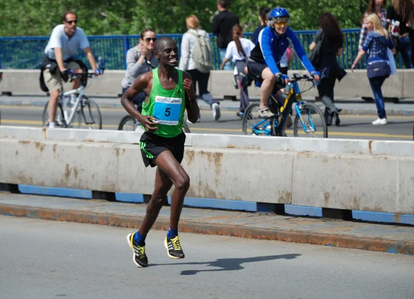 Belgrad, Serbien - 22 april: james kiptum barmasai körs den 22 april, 2012 i Belgrad marathon — Stockfoto