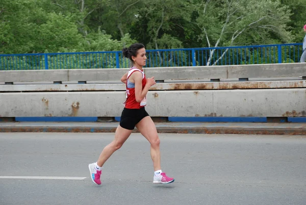 BELGRADE, SERBIA - 22 DE ABRIL: Una mujer no identificada corre en la 25ª Maratón de Belgrado —  Fotos de Stock
