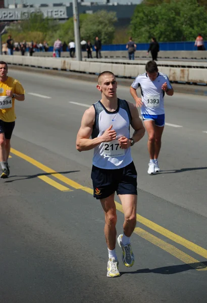 Hombre corre en la 25ª Maratón de Belgrado el 22 de abril de 2012 en Belgrado, Serbia —  Fotos de Stock