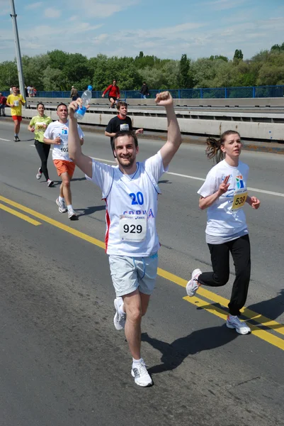 Belgrad, Serbien - 22 april: en grupp av marathon konkurrenter under 25 Belgrad maraton den 22 april, 2012 — Stockfoto