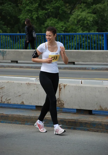 БЕЛГРАД, СЕРБИЯ - 22 апреля: Неопознанная женщина участвует в 25-м Белградском маратхо — стоковое фото