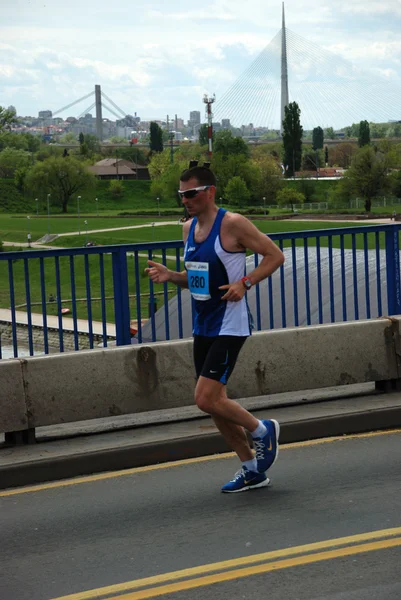L'uomo corre nella 25esima Maratona di Belgrado il 22 aprile 2012 a Belgrado, Serbia — Foto Stock