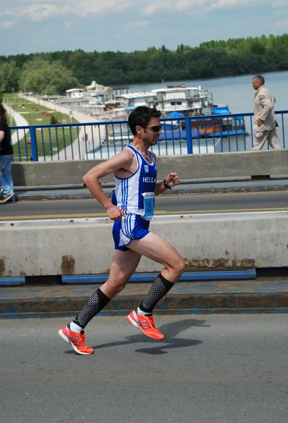 Мужчина участвует в 25-м Белградском марафоне 22 апреля 2012 года в Белграде, Сербия — стоковое фото