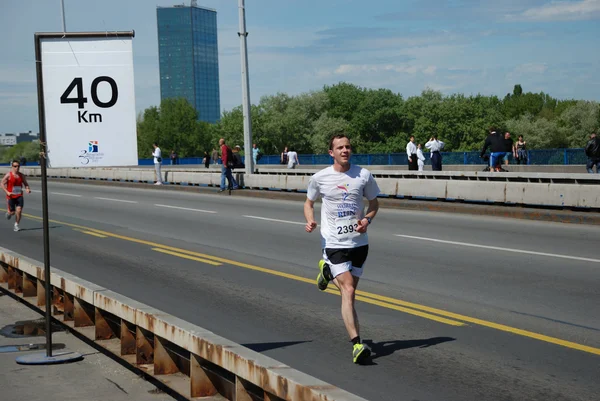 L'uomo corre nella 25esima Maratona di Belgrado il 22 aprile 2012 a Belgrado, Serbia — Foto Stock
