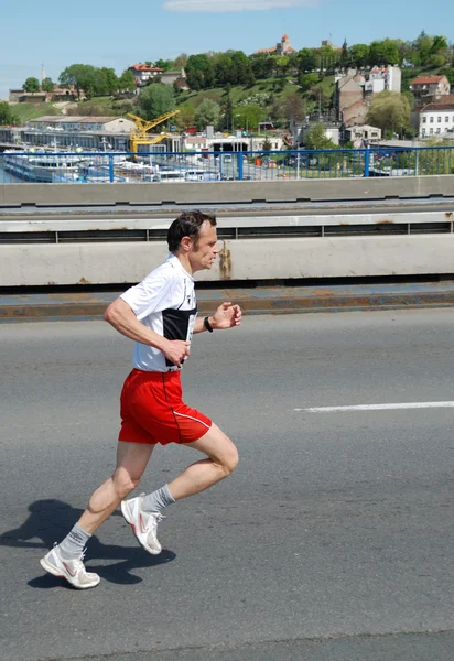 Мужчина участвует в 25-м Белградском марафоне 22 апреля 2012 года в Белграде, Сербия — стоковое фото