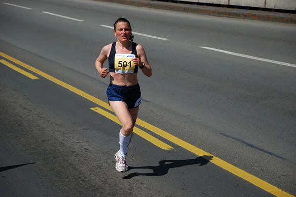 BELGRADE, SÉRVIA - 22 DE ABRIL: Uma mulher não identificada corre na 25a Maratona de Belgrado — Fotografia de Stock