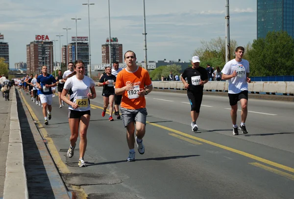 Belgrad, Sırbistan - 22 Nisan: maraton rakip 22 Nisan 2012 tarihinde 25th Belgrad Maratonu sırasında bir grup — Stok fotoğraf