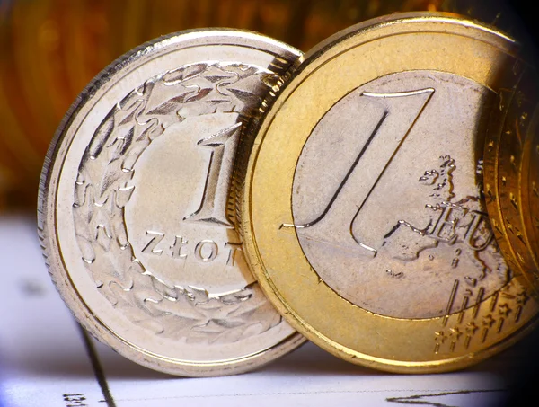 Veduta estremamente ravvicinata della moneta europea e polacca — Foto Stock