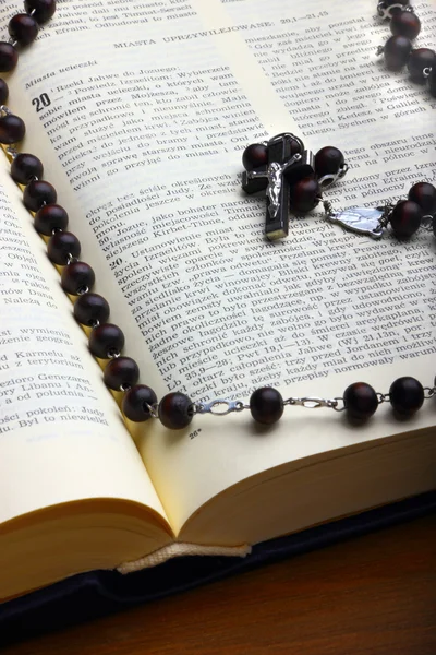 Christian Holy Bible with Crucifix on rosary — Stock Photo, Image