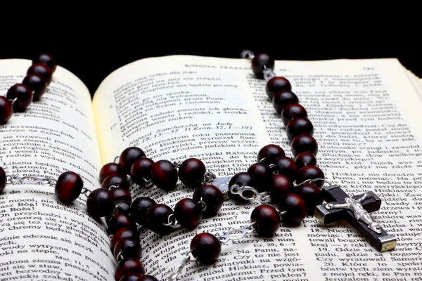 Křesťanská Bible svatá s křížkem na růženci — Stock fotografie