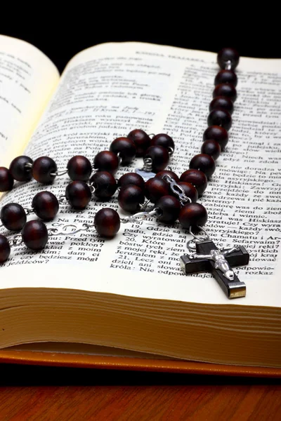 Křesťanská Bible svatá s křížkem na růženci — Stock fotografie