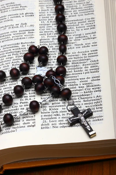 Kristna heliga Bibeln med krucifix på radband — Stockfoto