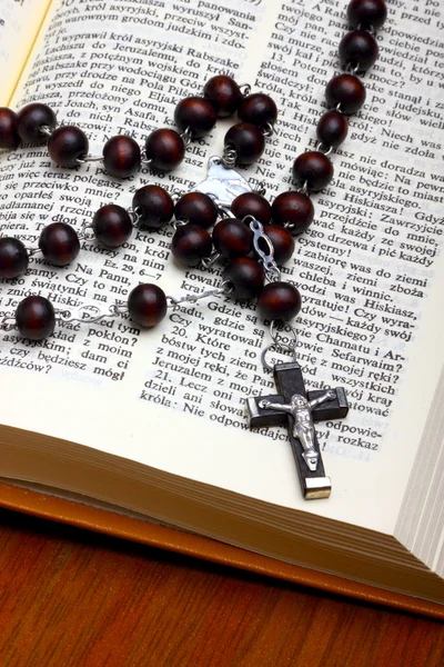 Bíblia Sagrada Cristã com Crucifixo no Rosário — Fotografia de Stock