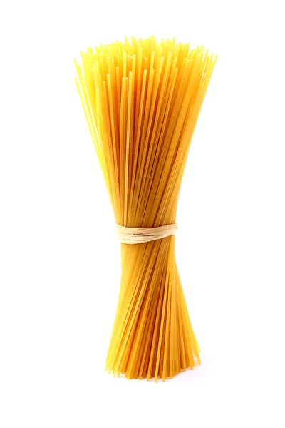 Куча спагетти макарон на белом фоне — стоковое фото