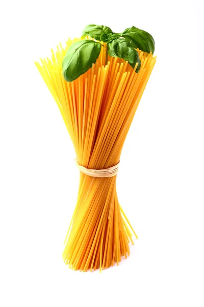 Bando de macarrão de espaguete isolado em fundo branco — Fotografia de Stock
