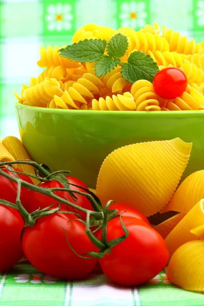 Köstliche Tomatenzweige mit verschiedenen Nudelsorten — Stockfoto