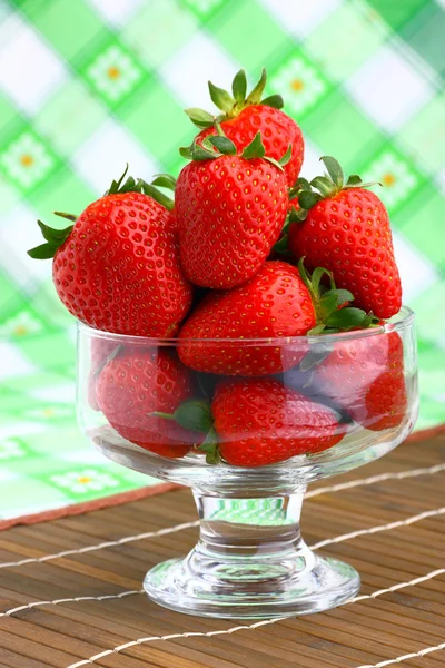 Delicioso postre de fresa en copa elegante — Foto de Stock