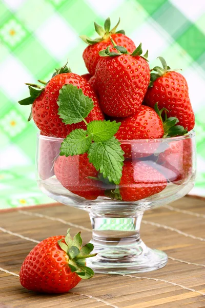 우아한 잔에 맛 있는 딸기 디저트 — 스톡 사진