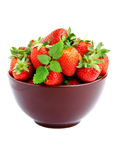 在白色上孤立的黑暗碗美味的草莓甜点 — 图库照片