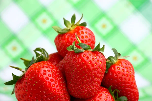 Köstliche Erdbeeren auf frühlingsgrünem Hintergrund — Stockfoto