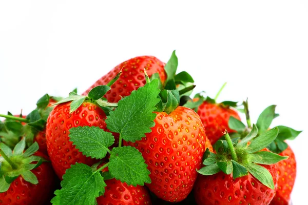 Leckere Erdbeeren isoliert auf weiß — Stockfoto