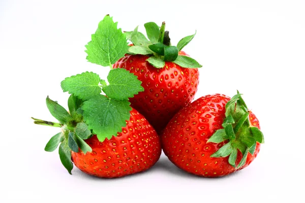 Leckere Erdbeeren isoliert auf weiß — Stockfoto