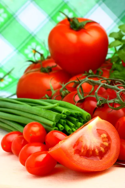 Tomates cherry frescos con cebollino para el desayuno —  Fotos de Stock