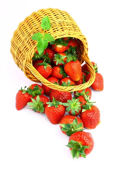 Căpșuni delicioase în coș izolate pe alb — Fotografie, imagine de stoc
