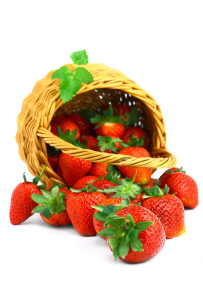 美味草莓在篮子上白色隔离 — 图库照片